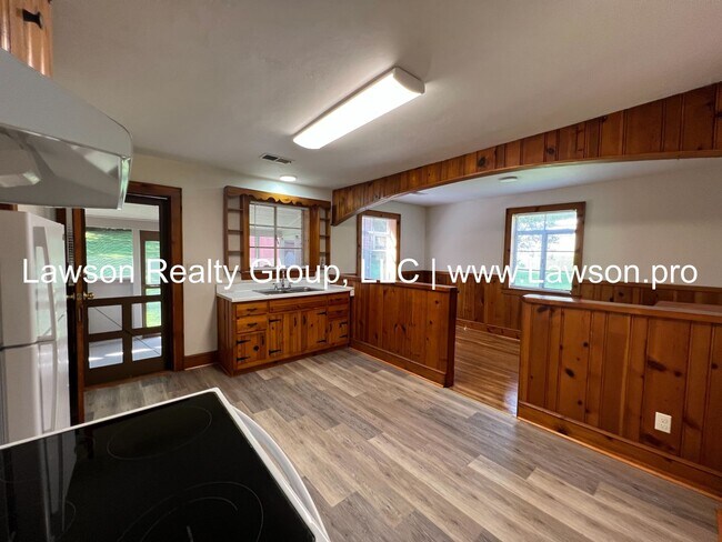 Building Photo - Quaint Two Bedroom Home By Christmas Tree Farm