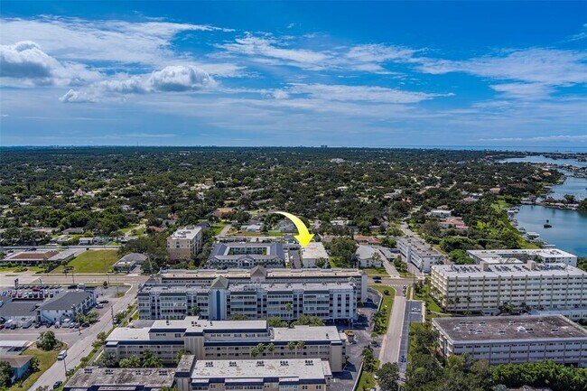 Building Photo - 2944 W Bay Dr