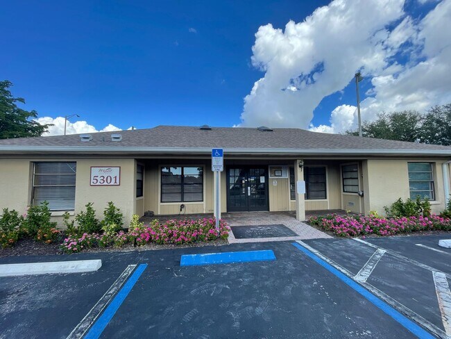 Building Photo - 5325 Summerlin Rd