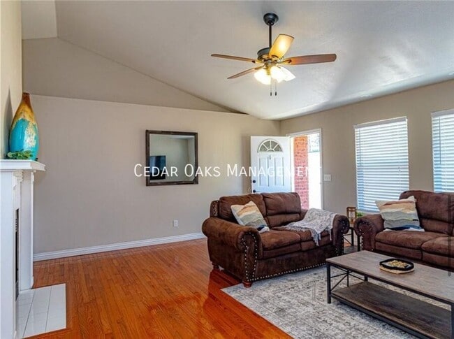 Building Photo - 8 Rivercliff Rd