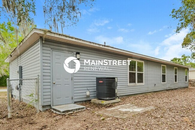 Building Photo - 4 Bedroom Pet-Friendly Home in Mount Dora, FL with Main Street Renewal