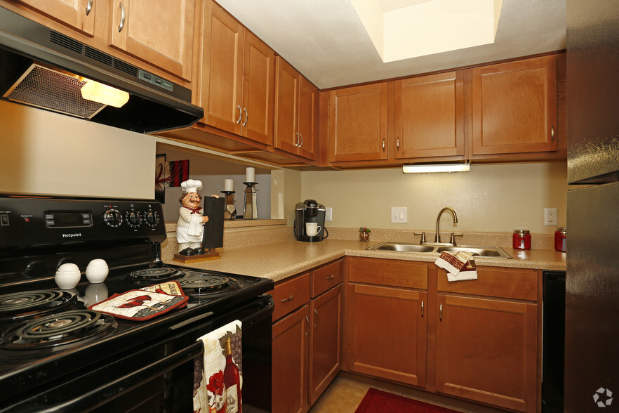 1BR, 1BA - 862 SF Greater Serenity - Kitchen - Serenity Lane