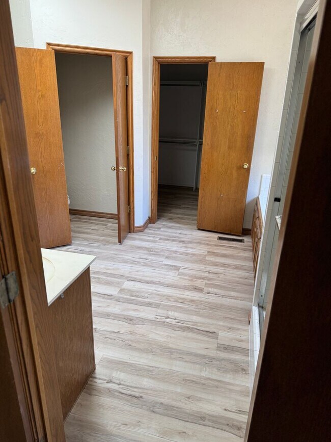 Building Photo - 4 bedroom 2 1/2 bath 3 car garage home