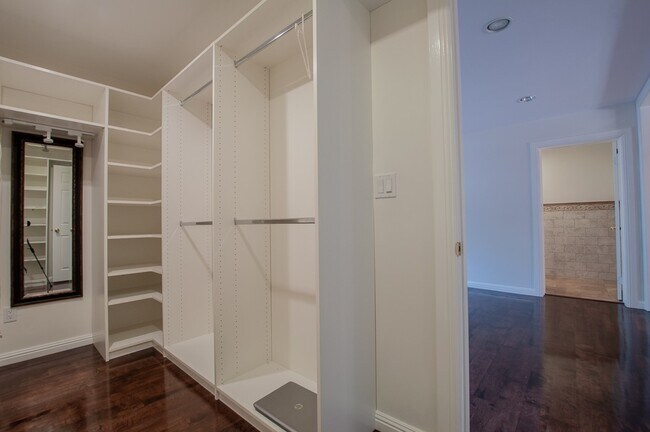 Building Photo - Beautiful 3 bedroom 2 bath with Central AC