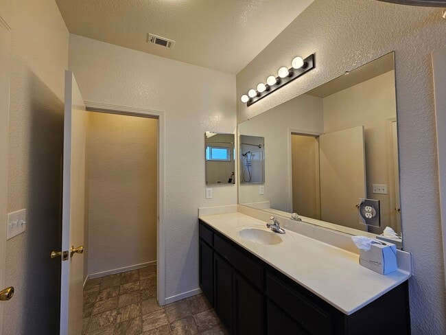 Building Photo - 3 bedroom single story in Manteca!