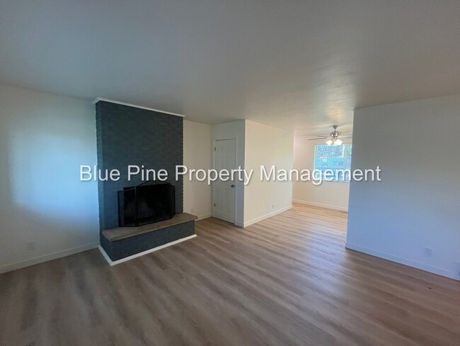 Building Photo - 810 Bergeson Dr