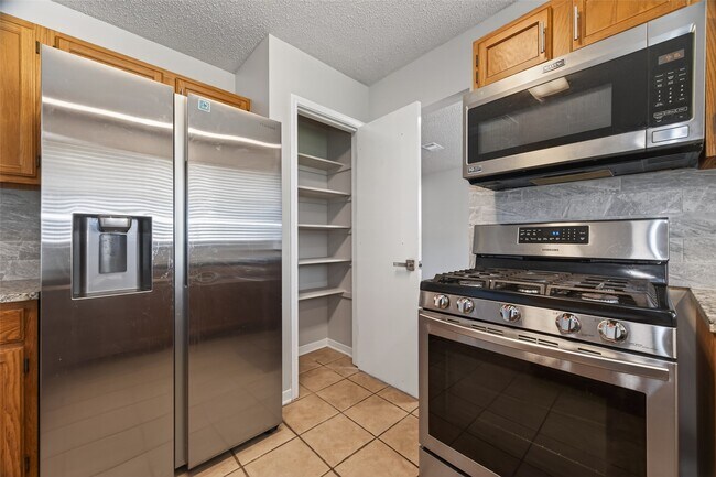 Building Photo - 21215 Park Bluff Dr