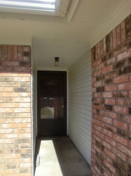 Building Photo - 302 Sorrell Dr