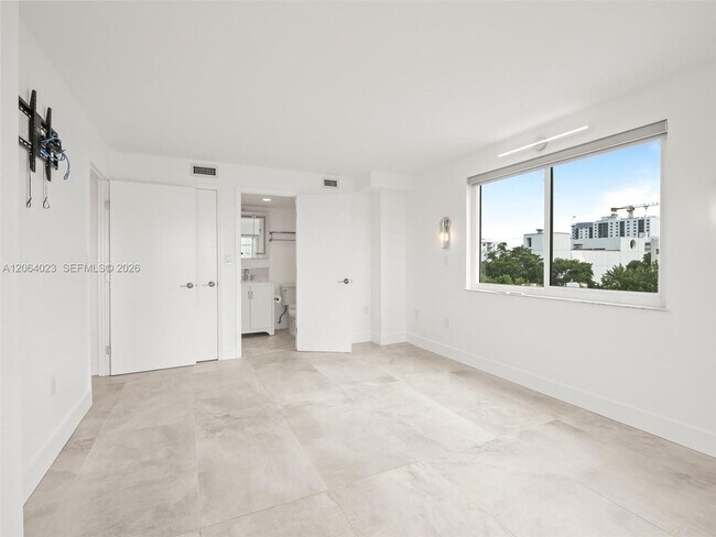 Building Photo - 6725 Harding Ave