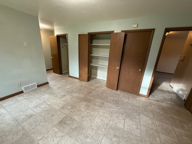 Building Photo - Spacious 5-Bedroom Home for Rent in Sioux ...