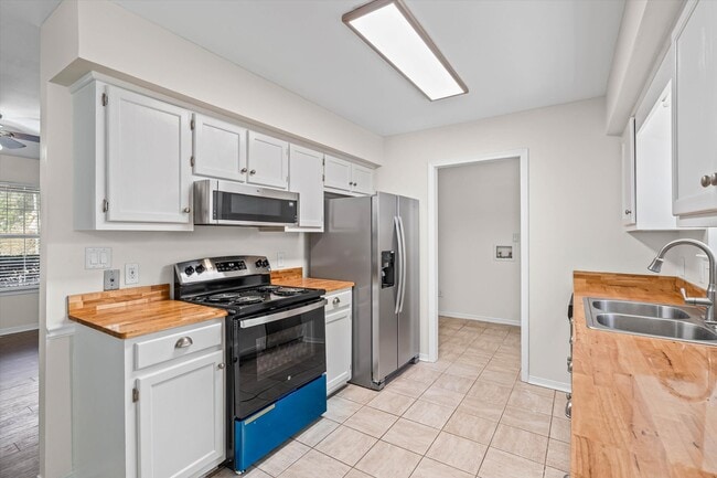 Building Photo - 165 Montclair Loop