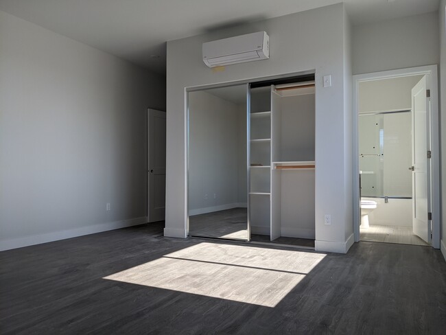 Building Photo - 1185 W 37th St