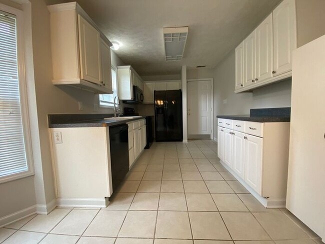 Building Photo - 3 Bedroom/3 Bath Ranch Close to Fort Liberty