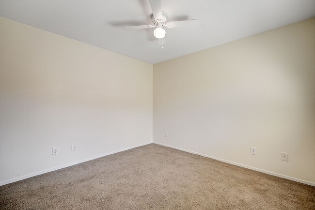 Building Photo - *MOUNTAINS EDGE 3 BED 2.5 BATH * COMMUNITY POOL, FITNESS CENTER, AND SPA *