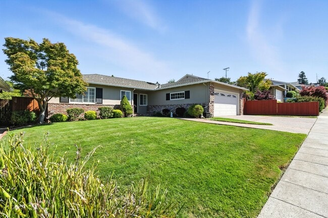 Building Photo - Spacious 2BD/2BA Home with Bonus Huge Room...