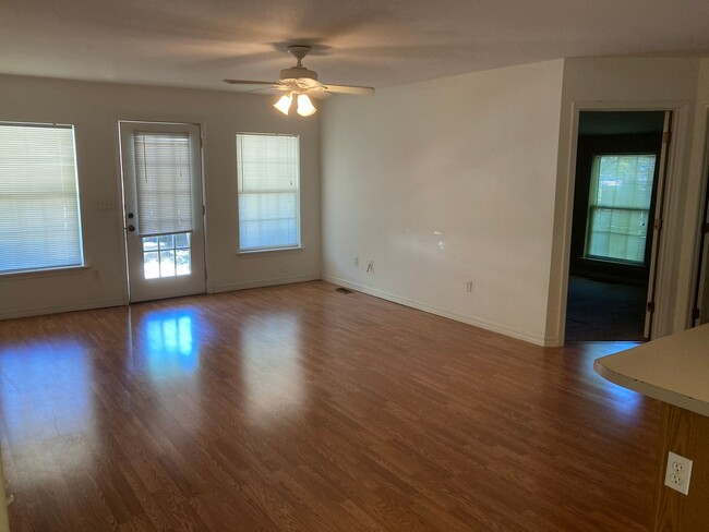 Building Photo - Walking Distance from Campus and Downtown ...