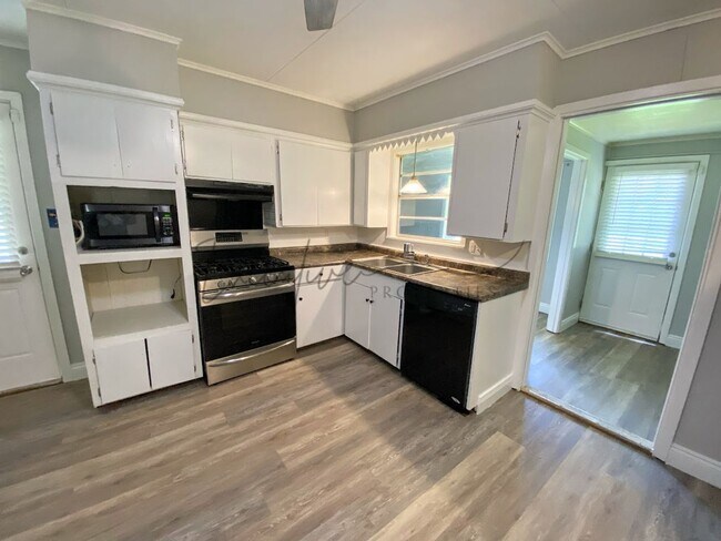 Building Photo - Updated 3-Bedroom Home with Bonus Room & F...