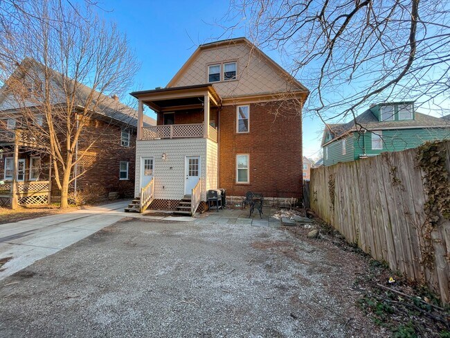 Building Photo - 954 W 6th St