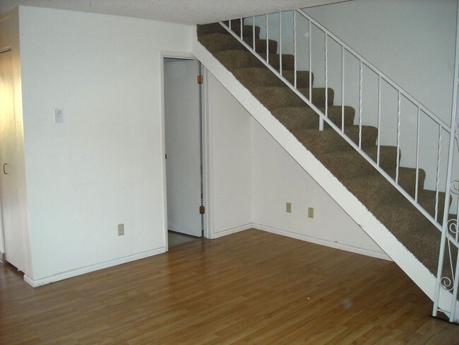 Building Photo - Two Bedroom Townhouse in South Salem