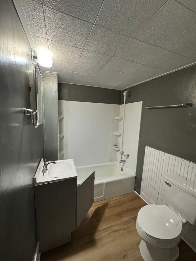 Building Photo - $850 - 3 bed 1 bath - Single Family Home