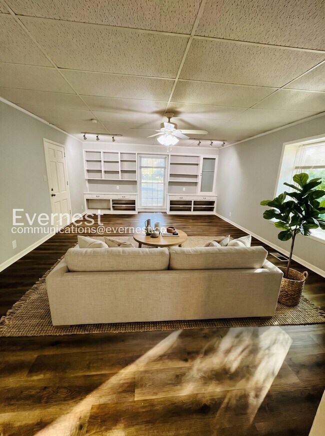 Building Photo - 4 Bed, 3 Bath Home with Fenced Yard / Pet-Friendly / Coming Soon!