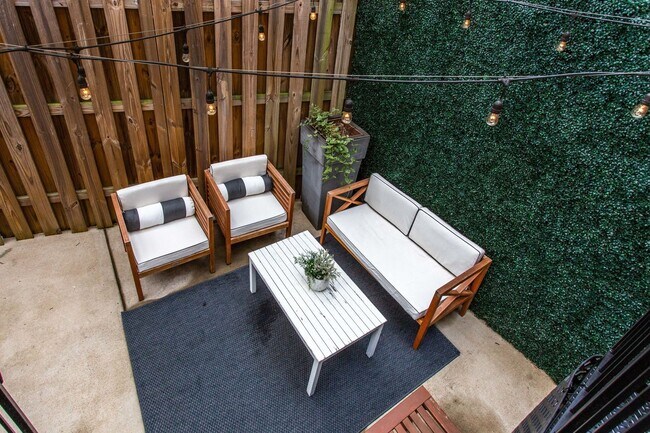 Building Photo - Cozy 1 Bedroom Apartment in Bloomingdale!