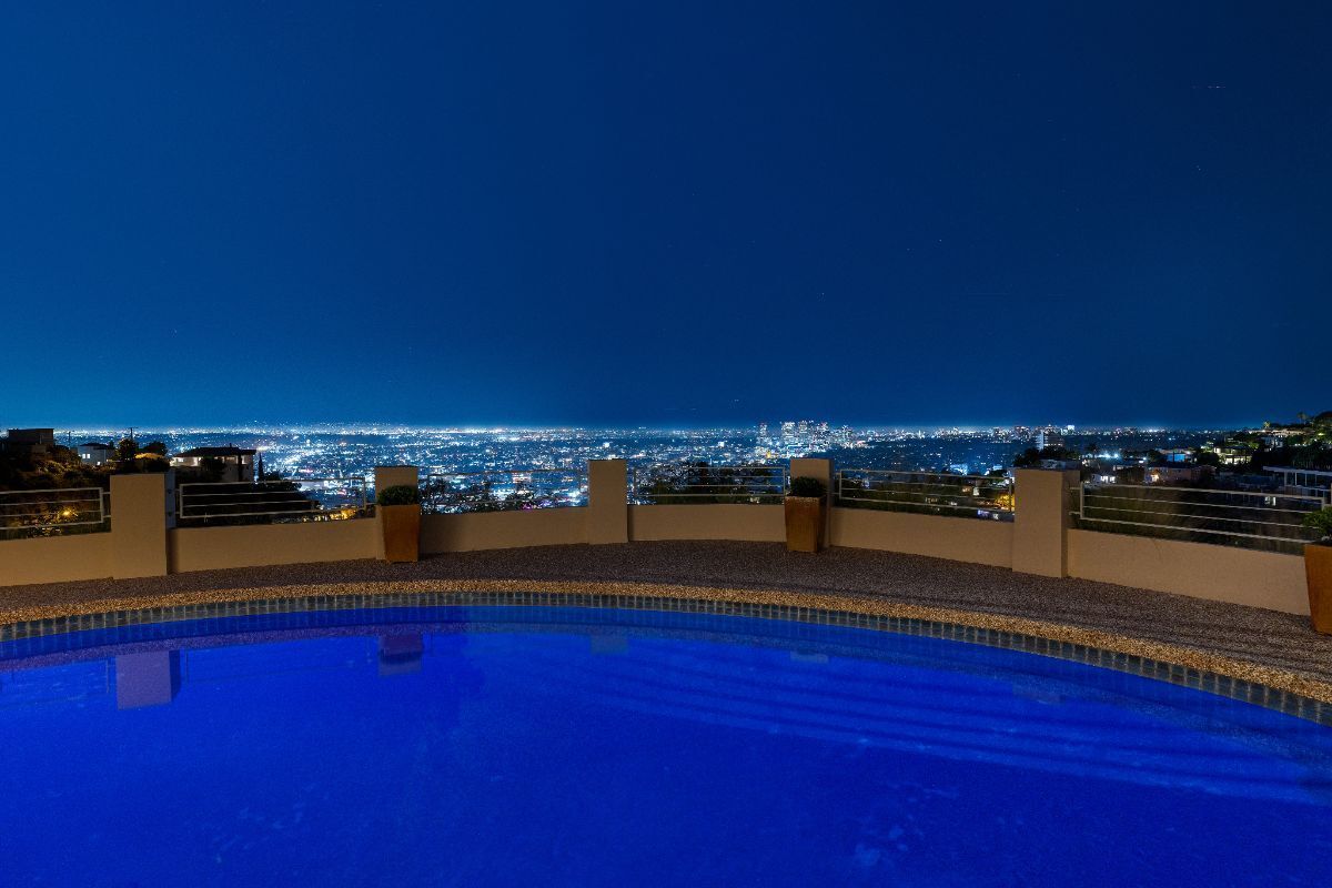 Building Photo - 8825 Hollywood Blvd