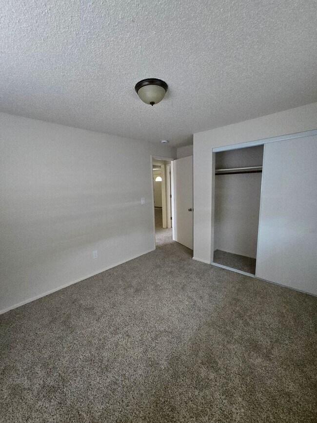 Building Photo - DYF-404-KA