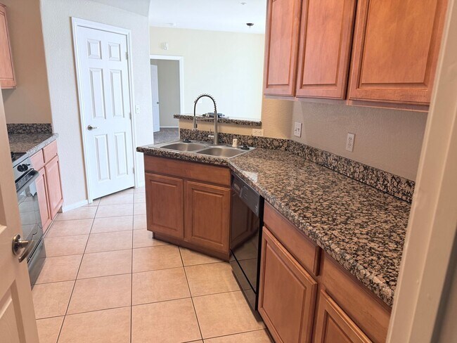 Building Photo - Spacious 2 bedroom 2 bath condo