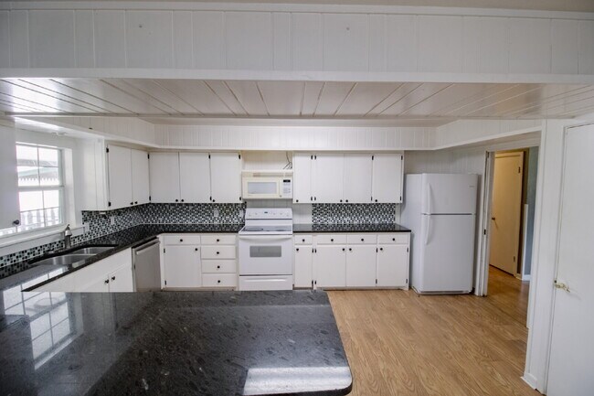 Building Photo - Spacious 3-bedroom home!