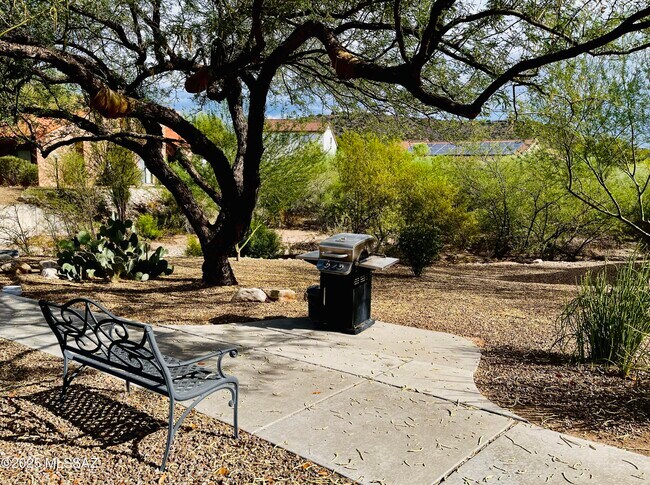 Building Photo - 5051 N Sabino Canyon Rd