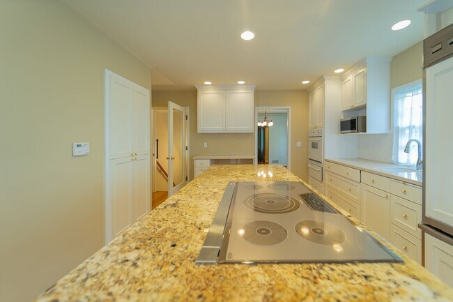 Building Photo - Charming and Well-Maintained Home in a Serene Neighborhood