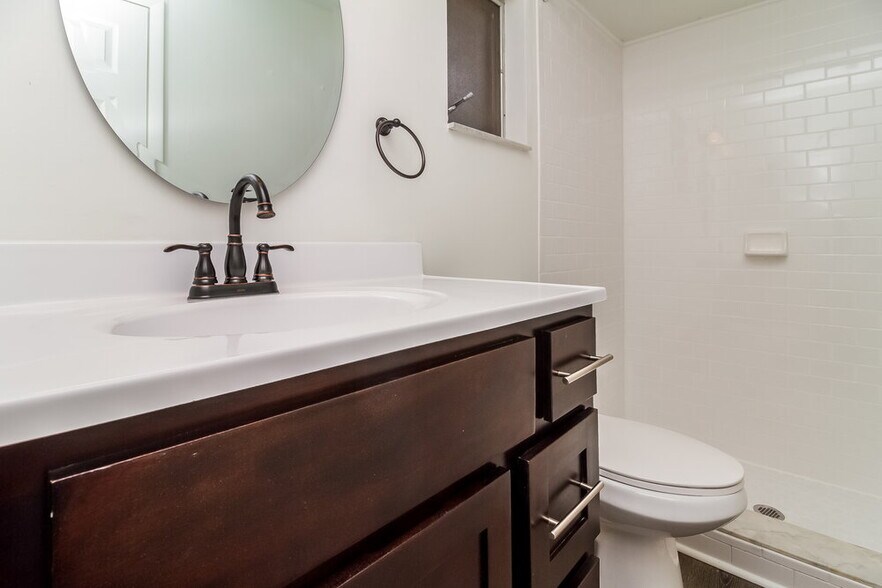 Building Photo - 2701 Kinnon Dr