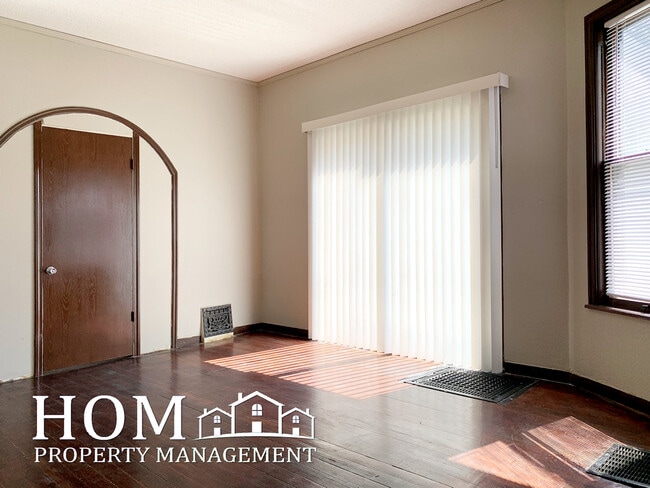 Building Photo - 127 Center St