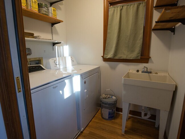 Building Photo - -- ACT FAST!  HUGE 4 BEDROOM 2.5 BATH GLEN ALLEN HOME --