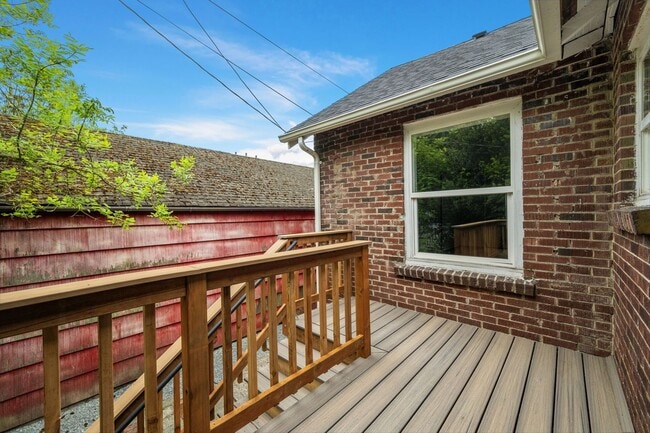 Building Photo - 2bd/1ba Seattle Home