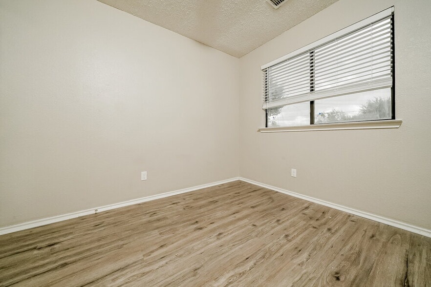 Building Photo - 1307 Jasmine Dr