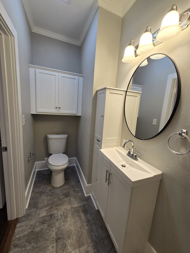 Building Photo - 328 Robinson Pl