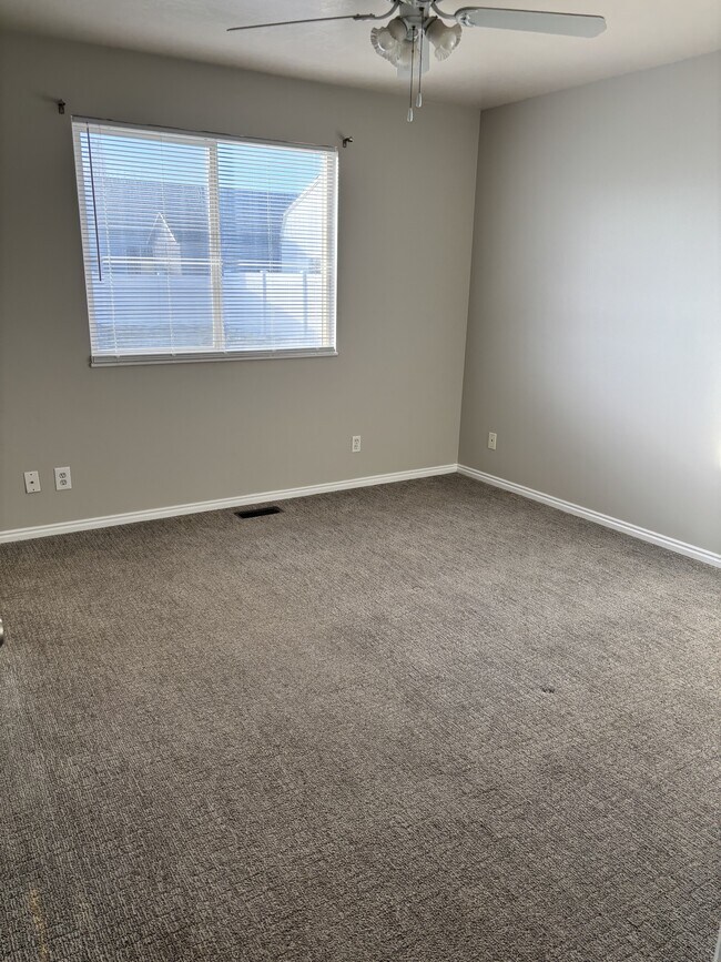 Building Photo - 405 W 375 N