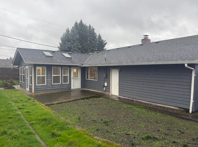 Building Photo - Charming 3 Bedroom with a Living Room, Sun Room,Huge Fenced Yard & More!