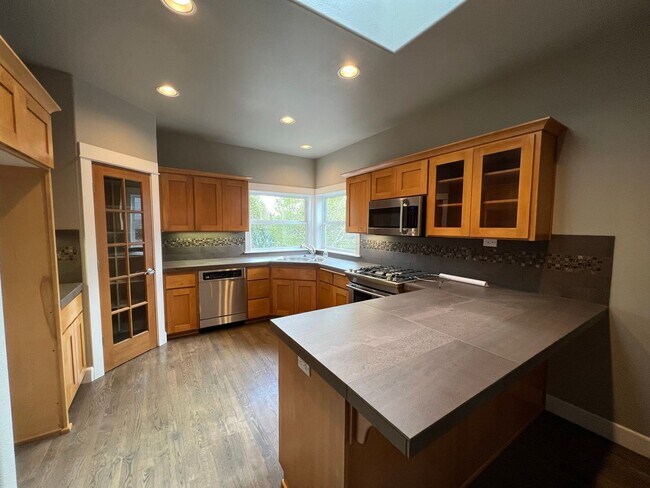 Building Photo - Spacious home with a large bonus room!  We...