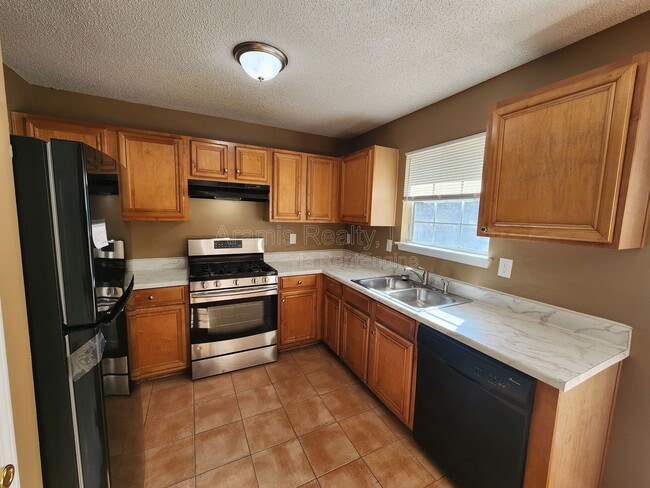 Building Photo - 3081 Dogwood Ave