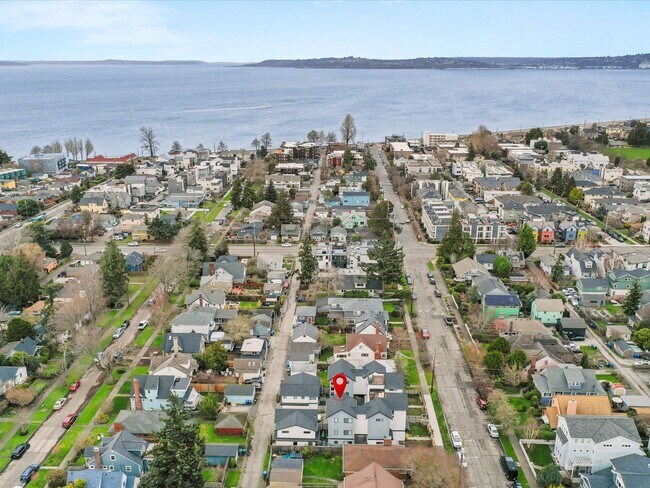 Building Photo - 2bd/1.75ba Seattle Home