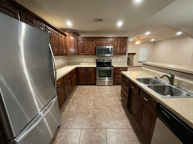 Building Photo - Large 3 Bedroom 2 Bathroom Home W/ Fenced Yard in WEBB CITY MO!!!