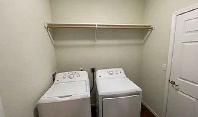 Building Photo - Modern 3 Bedroom / 2 Bath – 2 Blocks from K-State | Newer Construction