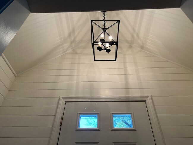 Building Photo - 3 Bedroom 2 Bath Fairfield House Near Southport