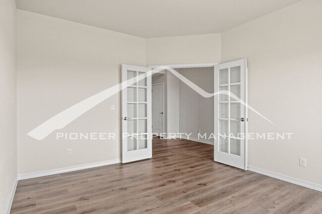 Building Photo - Modern 3-Bed + Office. Multi-Level Townhou...