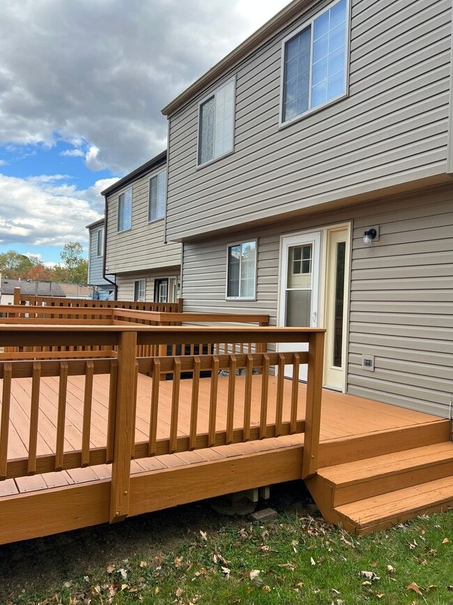 Building Photo - Renovated End-Unit Ready to Move-In