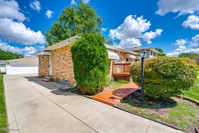 Building Photo - 24665 Robinia Dr