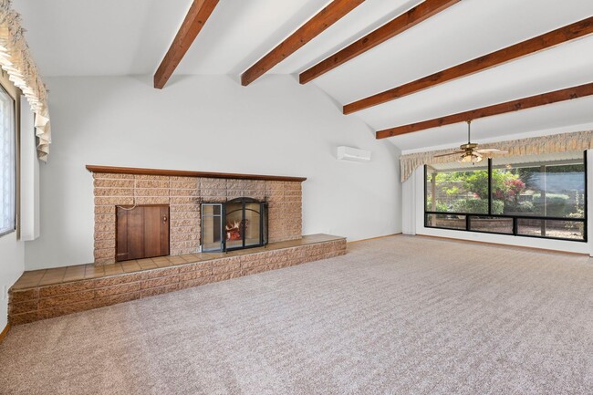 Building Photo - Charming 3 Bedroom 2 Bathroom Home in La M...